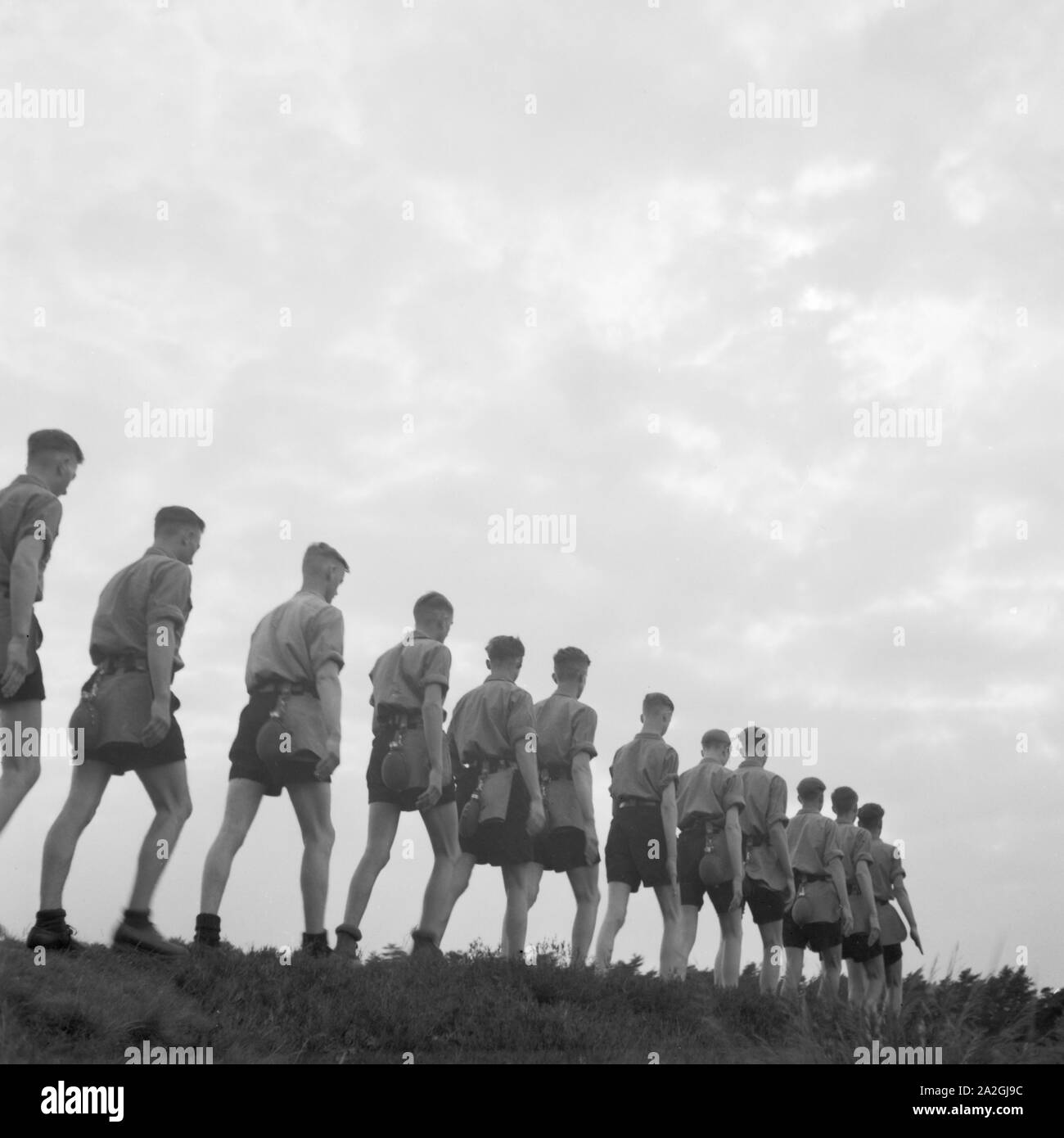Hitlejugend marschiert in einer Reihe in Westfalen, Deutschland 1930er Jahre. Hitler giovani marching una fila in Westfalia, Germania 1930s. Foto Stock