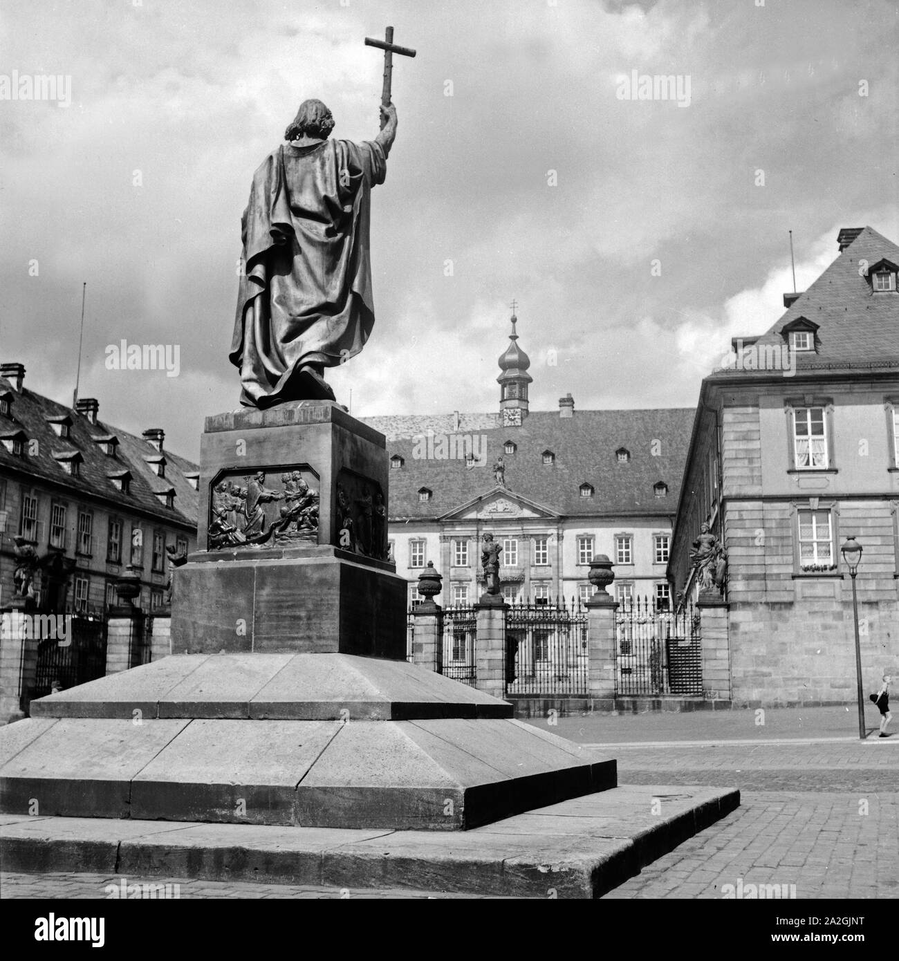 Das von Louis Kolitz erdachte Bonifatiusdenkmal vor dem Stadtschloß a Fulda, Deutschland 1930er Jahre. San Bonifacio monumento davanti al castello della città di Fulda, Germania 1930s. Foto Stock