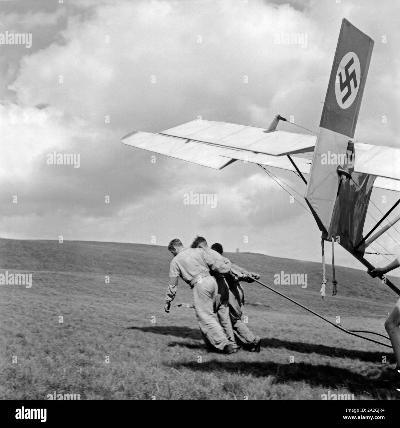 Hitlerjungen bei der Ausbildung auf der Reichssegelflugschule Wasserkuppe bei Fulda, Deutschland 1930er Jahre. Hitler giovani essendo addestrato alla Reichssegelflugschule per volo planato presso Wasserkuppe vicino a Fulda, Germania 1930s. Foto Stock