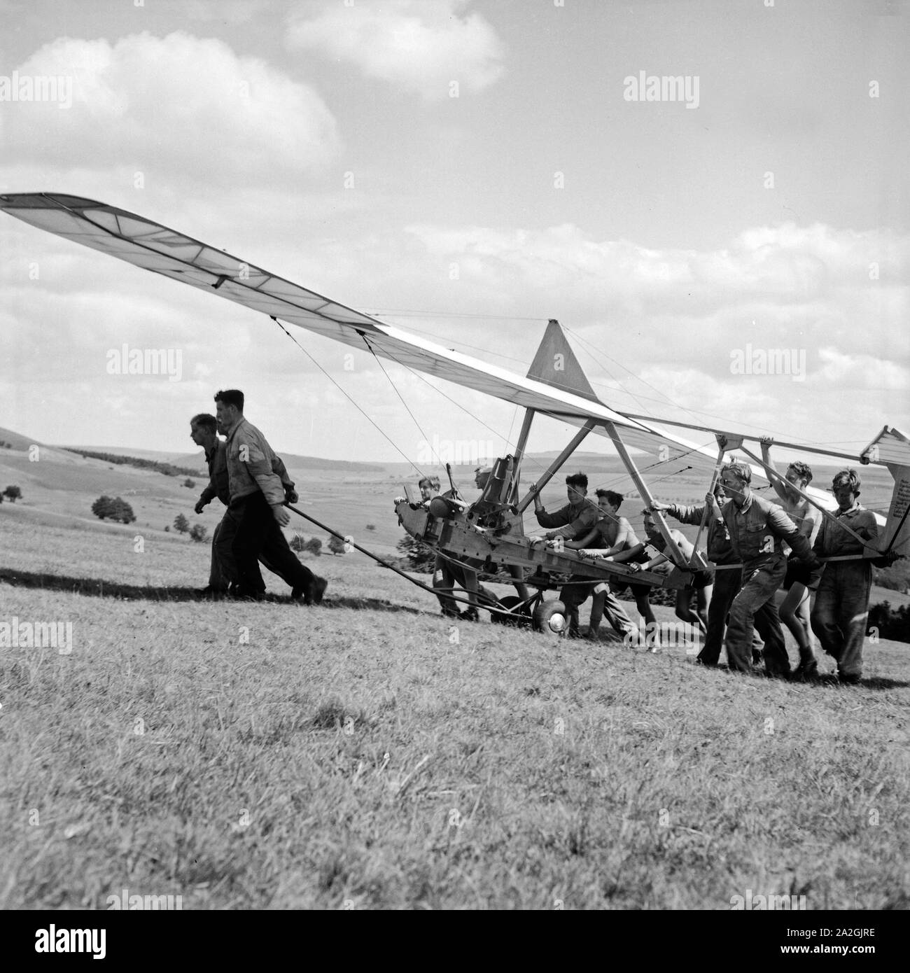 Hitlerjungen bei der Ausbildung auf der Reichssegelflugschule Wasserkuppe bei Fulda, Deutschland 1930er Jahre. Hitler giovani essendo addestrato alla Reichssegelflugschule per volo planato presso Wasserkuppe vicino a Fulda, Germania 1930s. Foto Stock