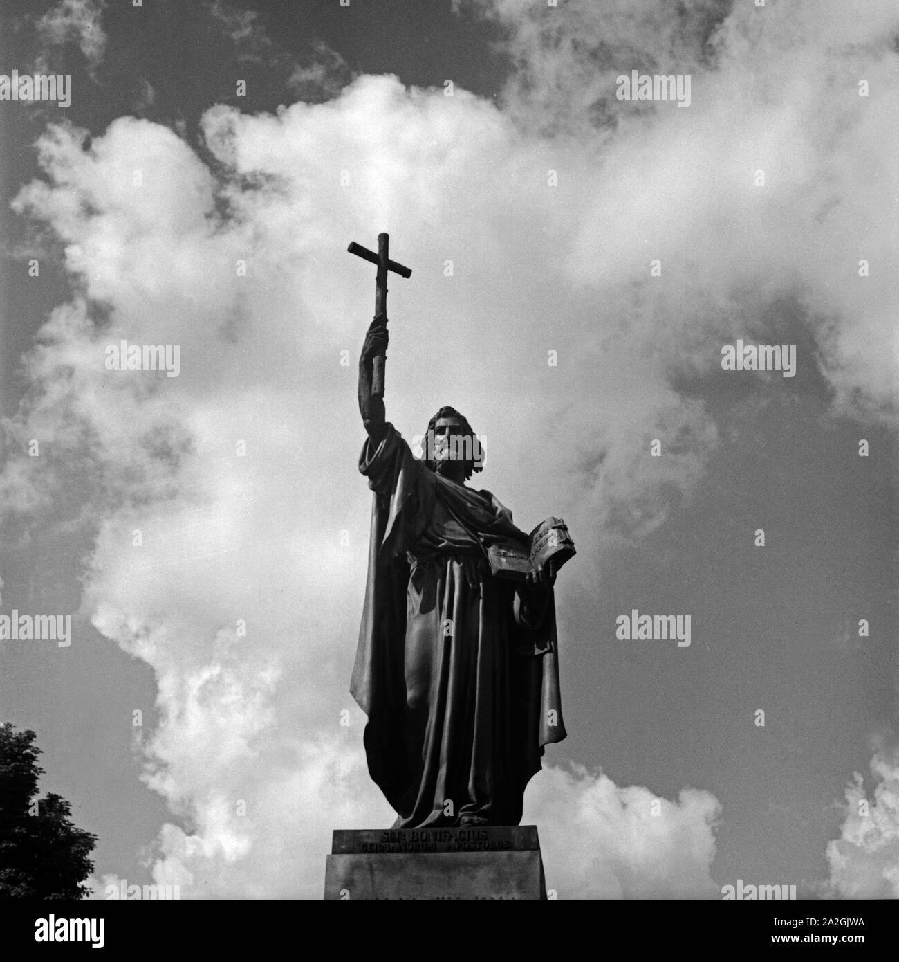 Die statua des Heiligen Bonifatius vor dem Stadtschloss a Fulda, Deutschland 1930er Jahre. Scultura raffigurante San Bonifacio di fronte a Fulda città castello, Germania 1930s. Foto Stock