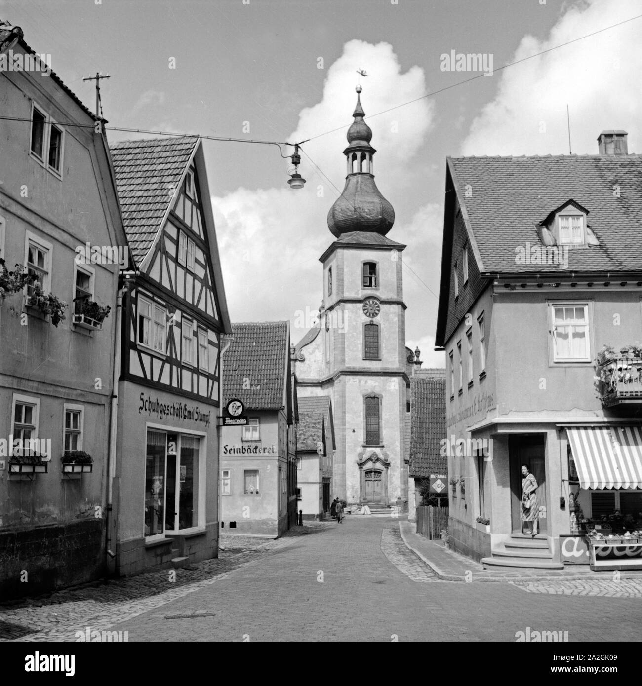 Blick auf die evangelisch lutherische Pfarrkirche von Gersfeld in der Rhön, Deutschland 1930er Jahre. Vista la chiesa protestante di Gersfeld in Rhon area, Germania 1930s. Foto Stock