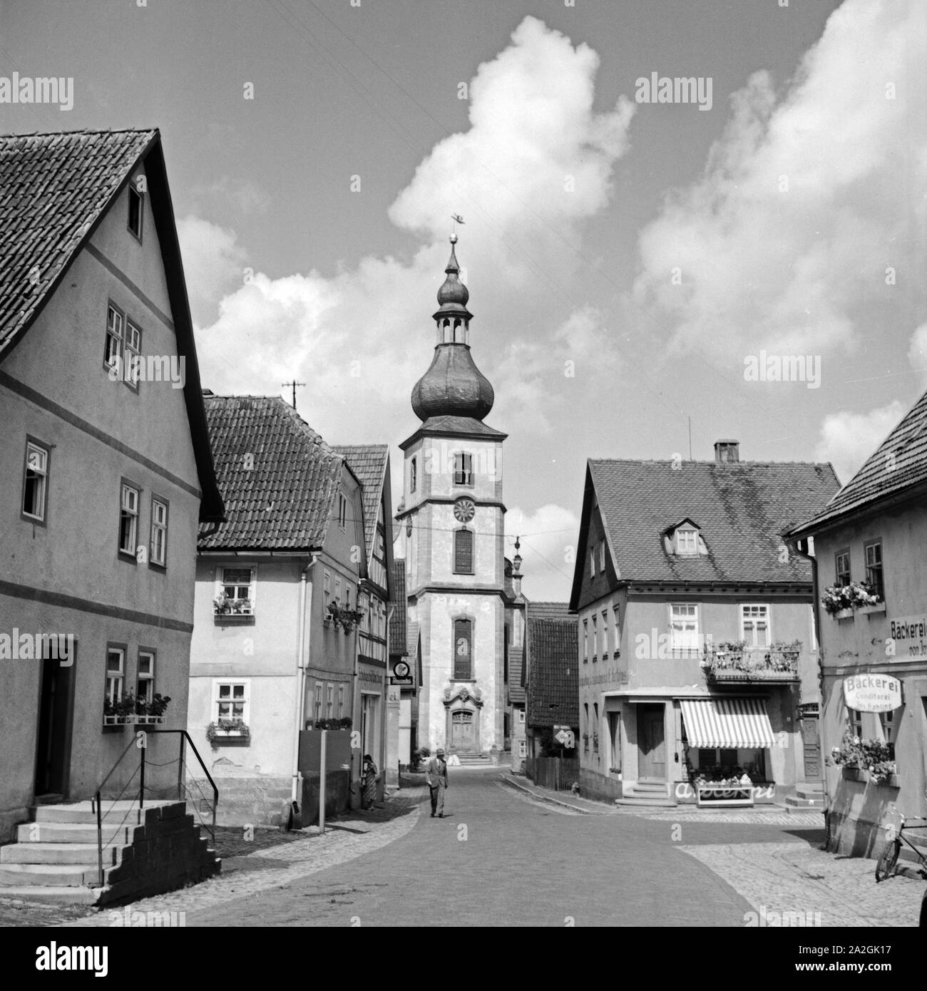 Blick auf die evangelisch lutherische Pfarrkirche von Gersfeld in der Rhön, Deutschland 1930er Jahre. Vista la chiesa protestante di Gersfeld in Rhon area, Germania 1930s. Foto Stock
