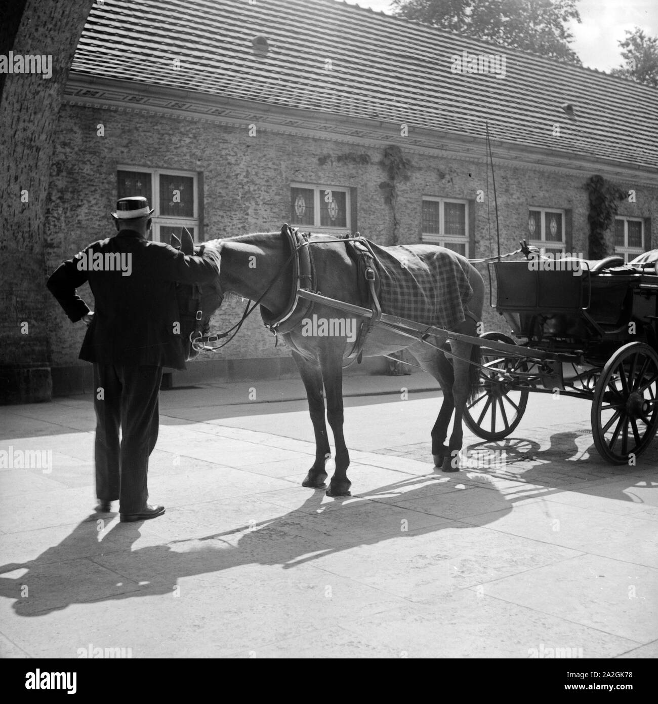 Ein Kutscher erwartet Fahrgäste a Bad Nauheim, Deutschland 1930er Jahre. Un cocchiere in attesa per i passeggeri a Bad Nauheim Germania 1930s. Foto Stock