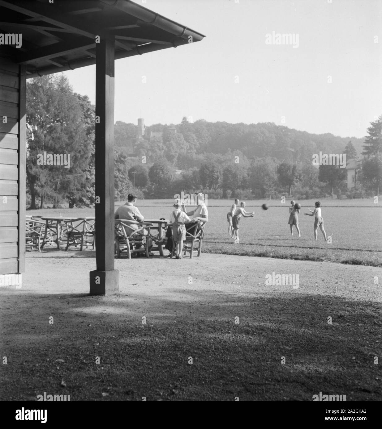 Unterwegs in der Kurstadt Bad Homburg vor der Höhe, Deutschland 1930er Jahre. Presso il resort termale di Bad Homburg vor der Hoehe, Germania 1930s. Foto Stock