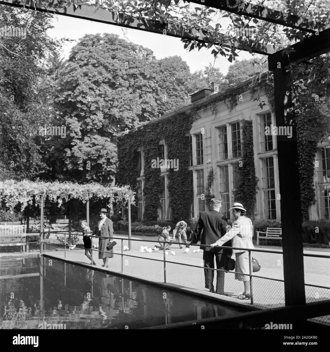 Kurgäste entspannen sich bei einem Aufenthalt in Bad Homburg, Deutschland 1930er Jahre. Spa gli ospiti il relax passeggiando a Bad Homburg, Germania 1930s. Foto Stock