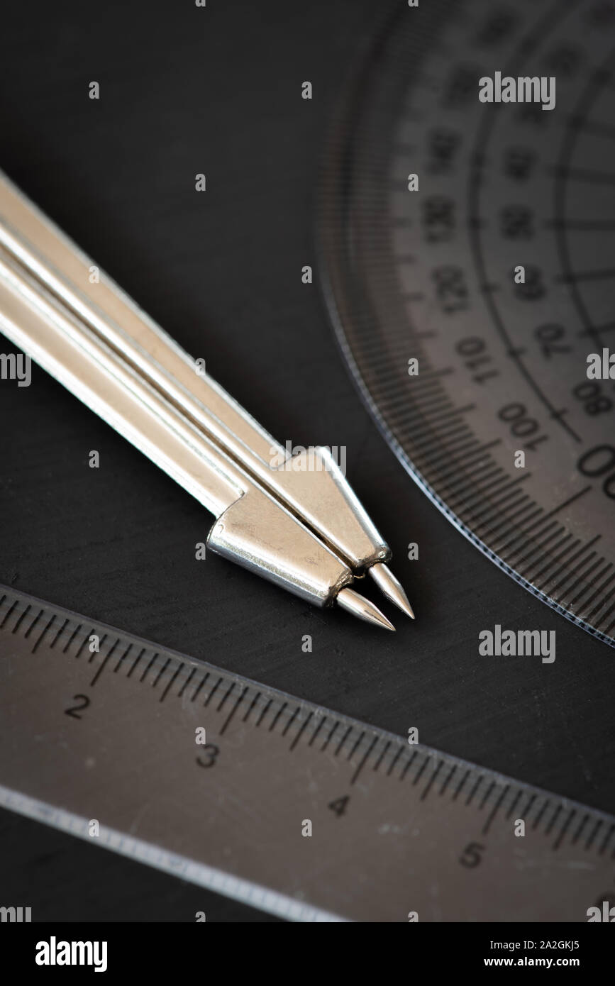 Si torna a scuola significa imparare a utilizzare gli strumenti matematici come ad esempio un divisore, un quadrato e un goniometro. Foto Stock