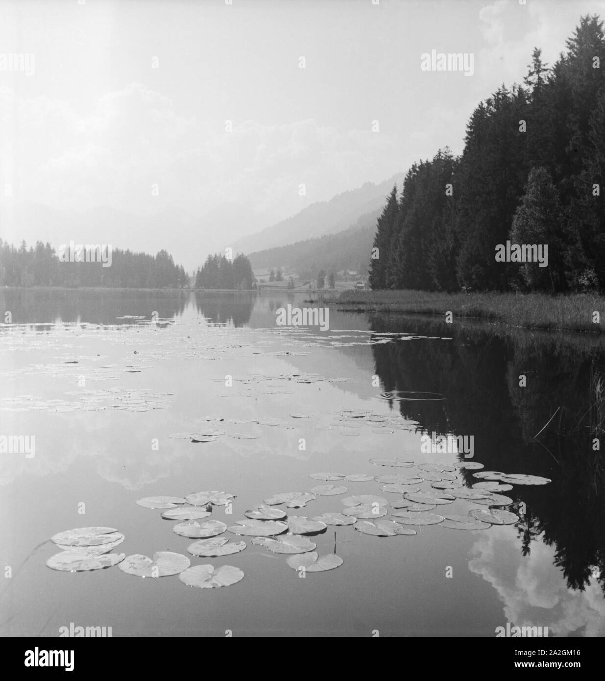 Ein Ausflug zum Schwarzsee bei Kitzbühel in Tirolo, Deutsches Reich 1930er Jahre. Una gita al lago Schwarzsee vicino a Kitzbühel in Tirolo, Germania 1930s. Foto Stock