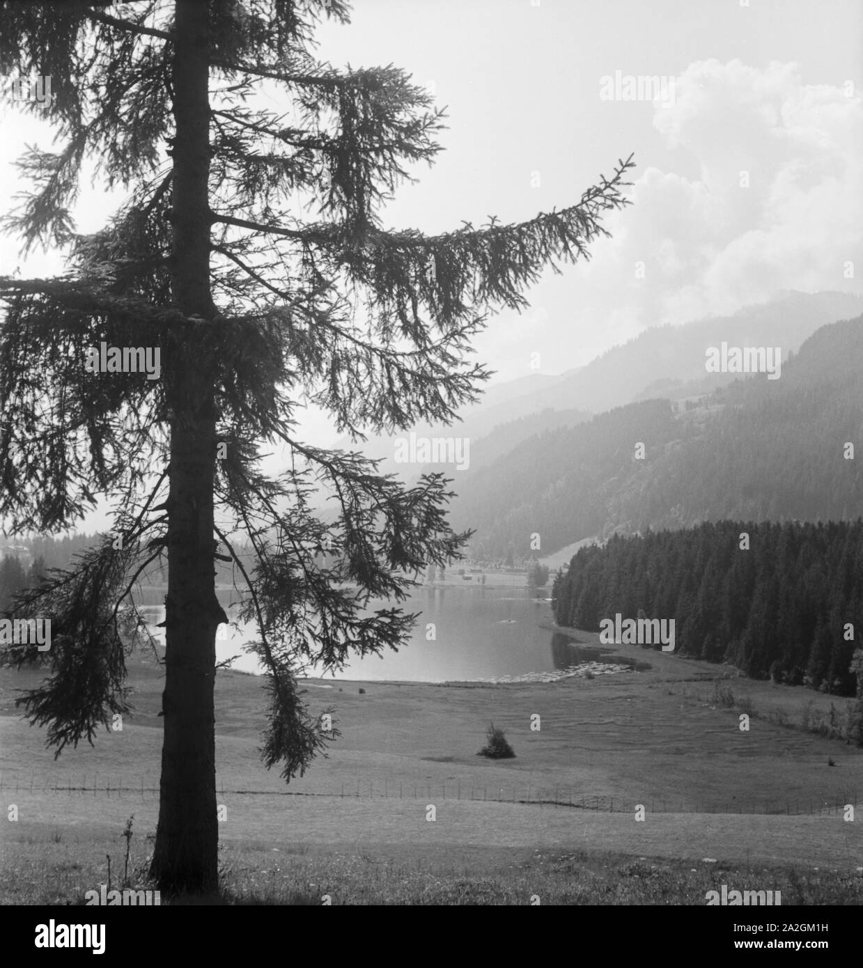 Ein Ausflug zum Schwarzsee bei Kitzbühel in Tirolo, Deutsches Reich 1930er Jahre. Una gita al lago Schwarzsee vicino a Kitzbühel in Tirolo, Germania 1930s. Foto Stock