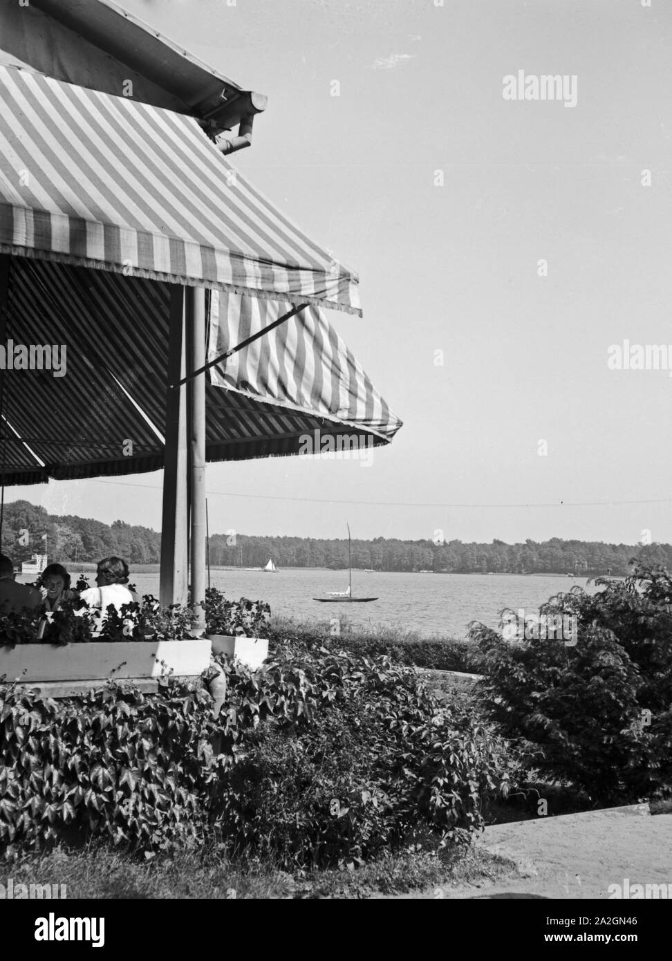 Sommerlicher Besuch in einem Ristorante, Deutschland 1930er Jahre. Andare al ristorante in estate, Germania 1930s. Foto Stock