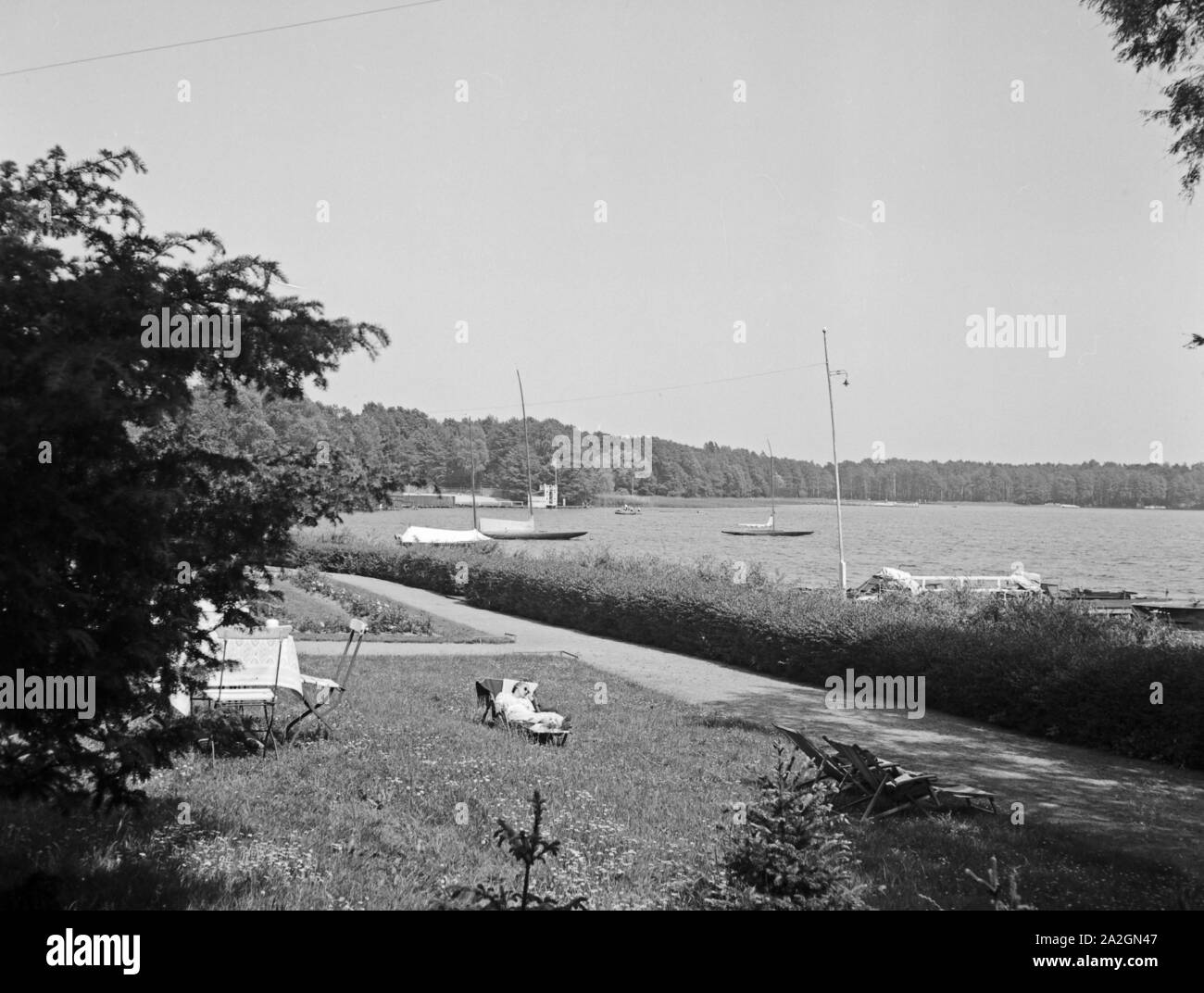 Sommerlicher Besuch in einem Ristorante, Deutschland 1930er Jahre. Andare al ristorante in estate, Germania 1930s. Foto Stock
