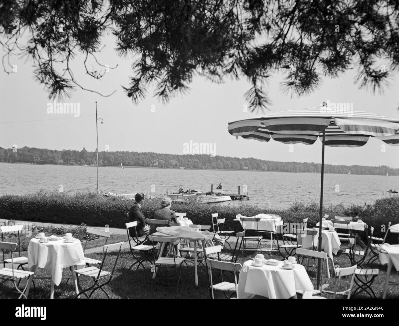 Sommerlicher Besuch in einem Ristorante, Deutschland 1930er Jahre. Andare al ristorante in estate, Germania 1930s. Foto Stock