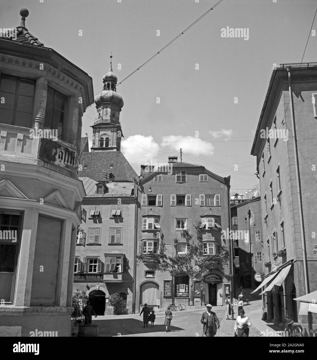 Typisches Straßenbild mit Marktplatz in einer österreichischen Kleinstadt, Deutschland 1930er Jahre. Tipica scena di strada con la piazza principale del mercato di una piccola cittadina austriaca, Germania 1930s. Foto Stock