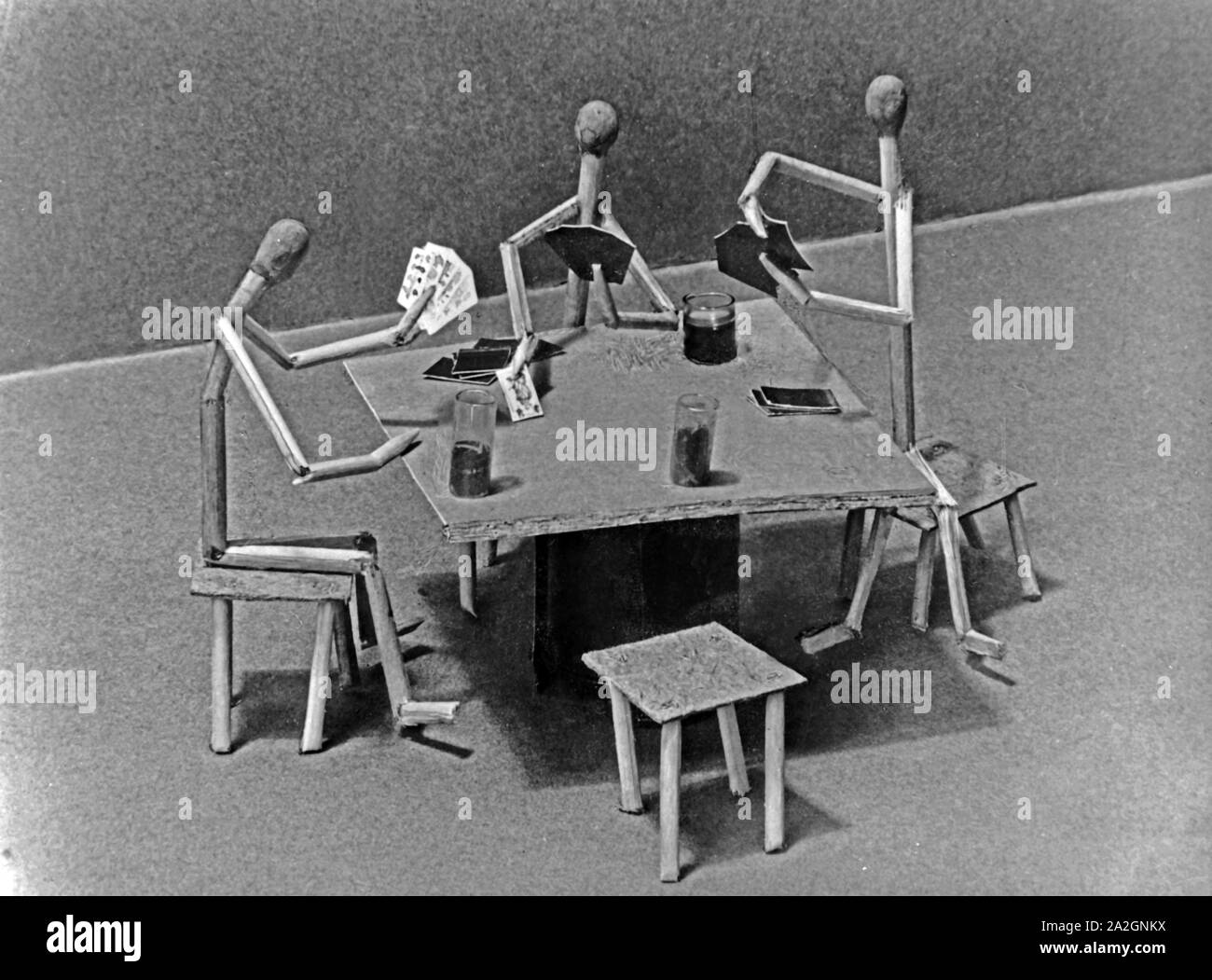 Papiermännchen-Szenerie: Streichholzmännchen beim Kartenspiel, Deutschland 1930er Jahre. Dito marionetta scenari: abbina le persone giocare a carte, Germania 1930s. Foto Stock