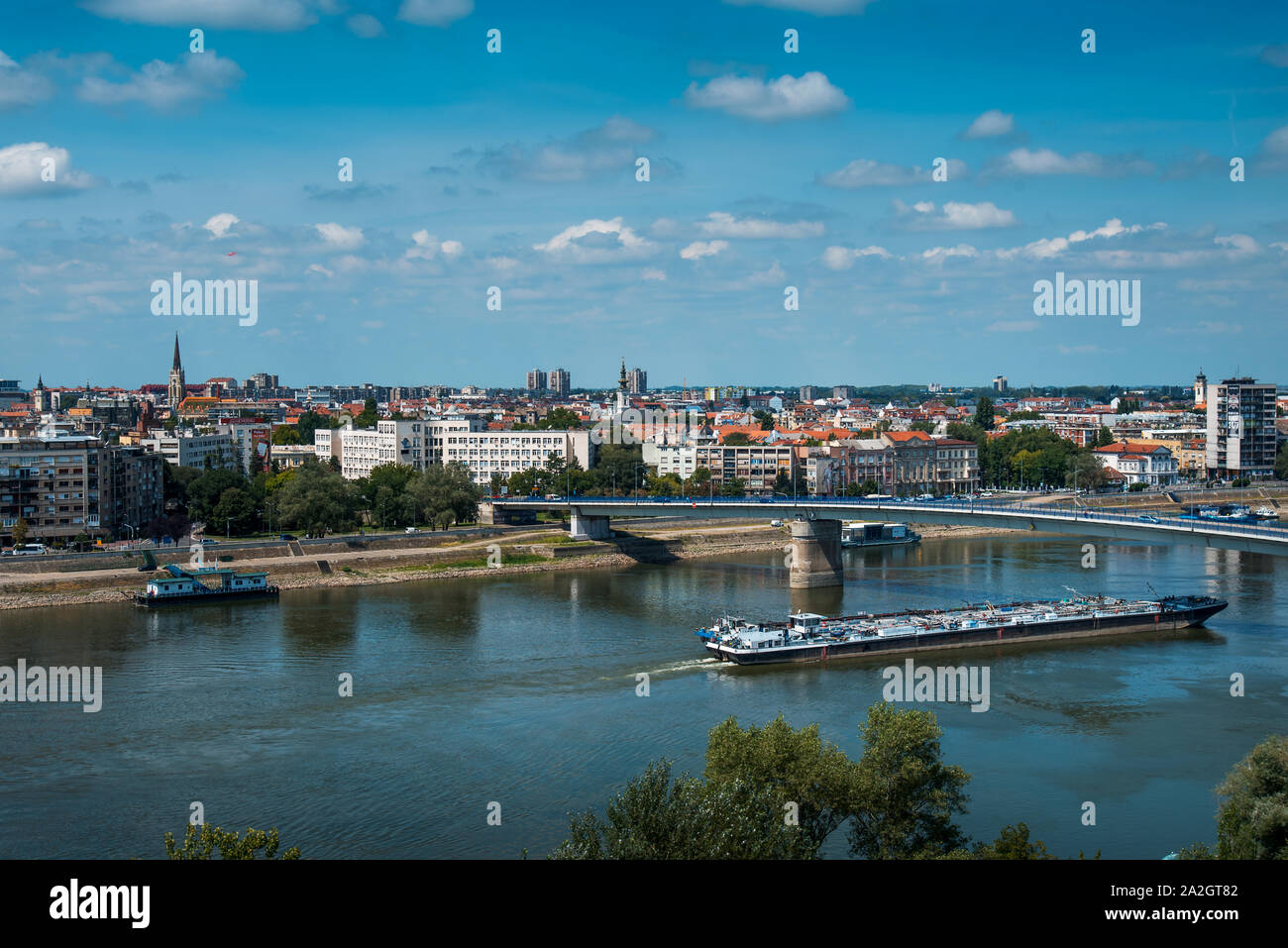 Novi Sad cityscape oltre il fiume Danubio in Serbia del nord Foto Stock