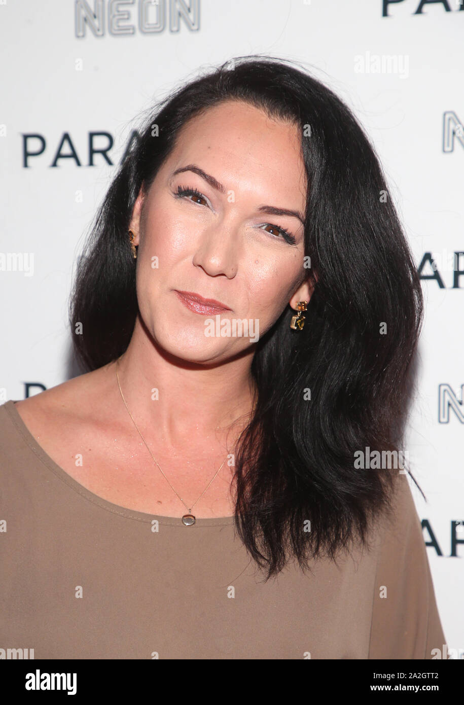 Hollywood, CA. 2 Ottobre, 2019. Simone Bailly, al Neon presenta Los Angeles Premiere di 'parassita' a ArcLight Hollywood in Hollywood, la California il 2 ottobre 2019. Credito: Faye Sadou/media/punzone Alamy Live News Foto Stock