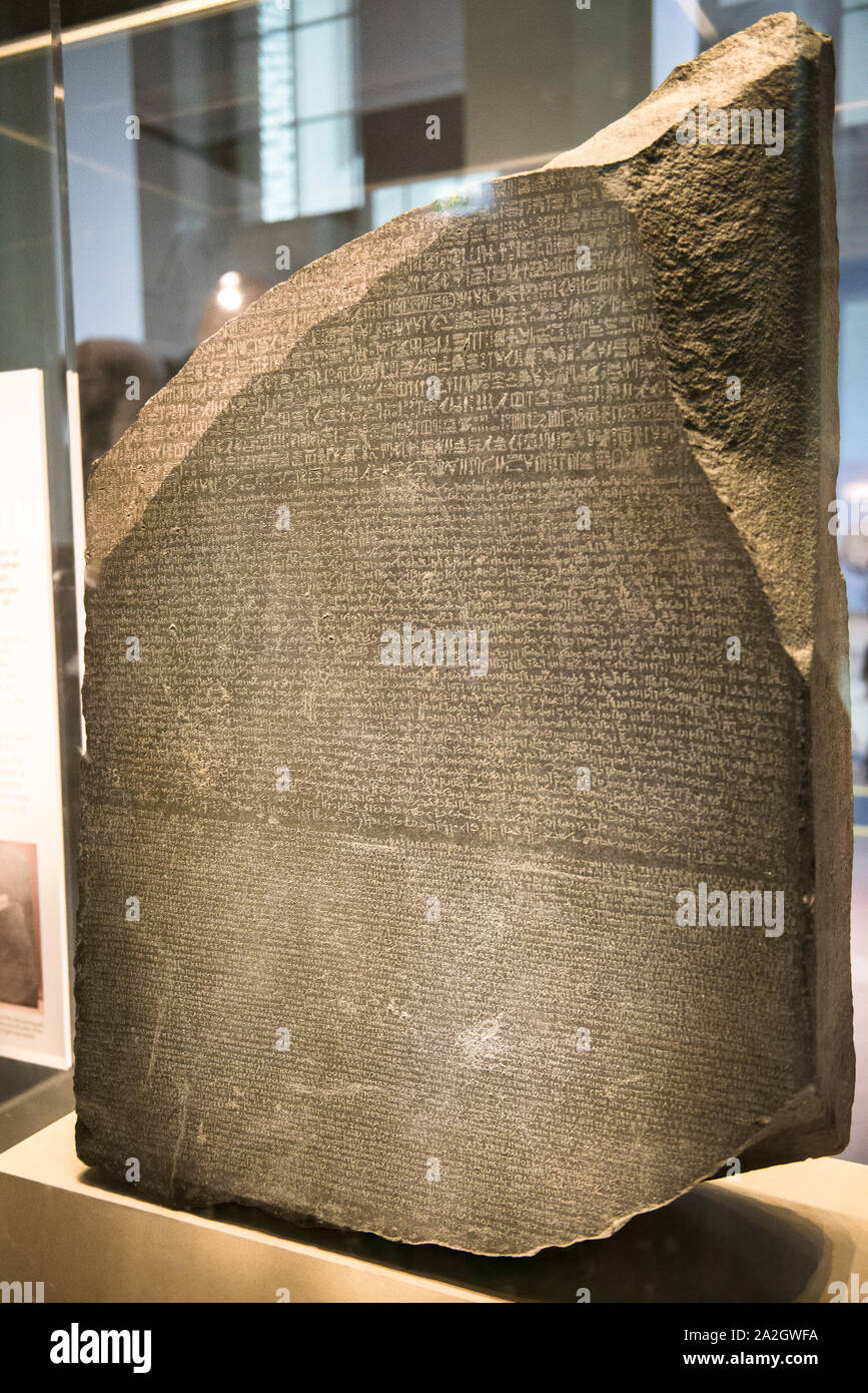 Rosetta Stone, immagine sufficientemente chiaro per leggere i caratteri. Il British Museum di Londra, Inghilterra. Dal periodo tolemaico, 196 BC. Granodiorite stela. Foto Stock