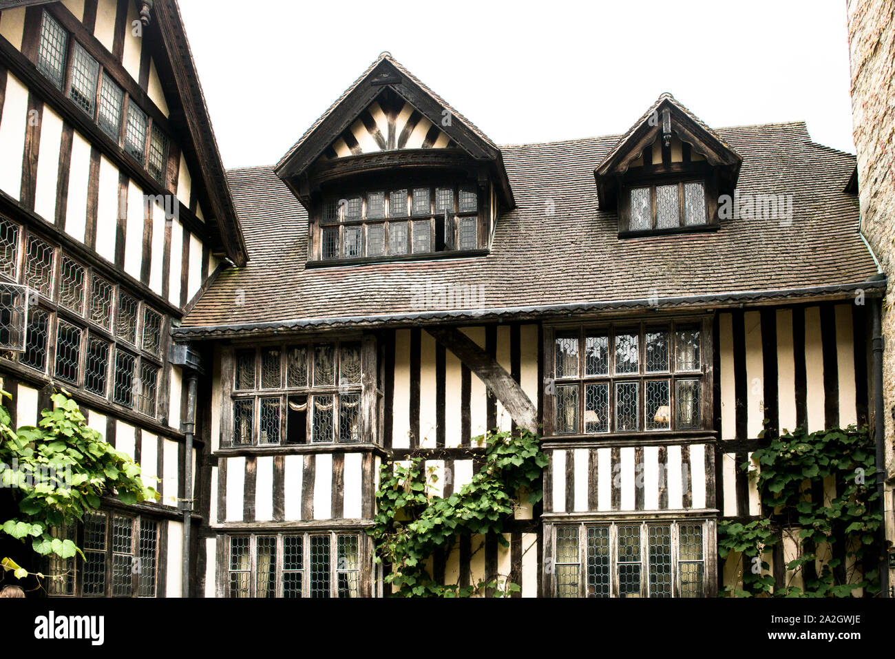 Il castello di Hever, il cortile del castello. Casa d'infanzia di Anne Boleyn e più tardi a casa di Anne of Cleves. Alcuni spazi di copia. Architettura di Tudor. Semi-timbering. Foto Stock