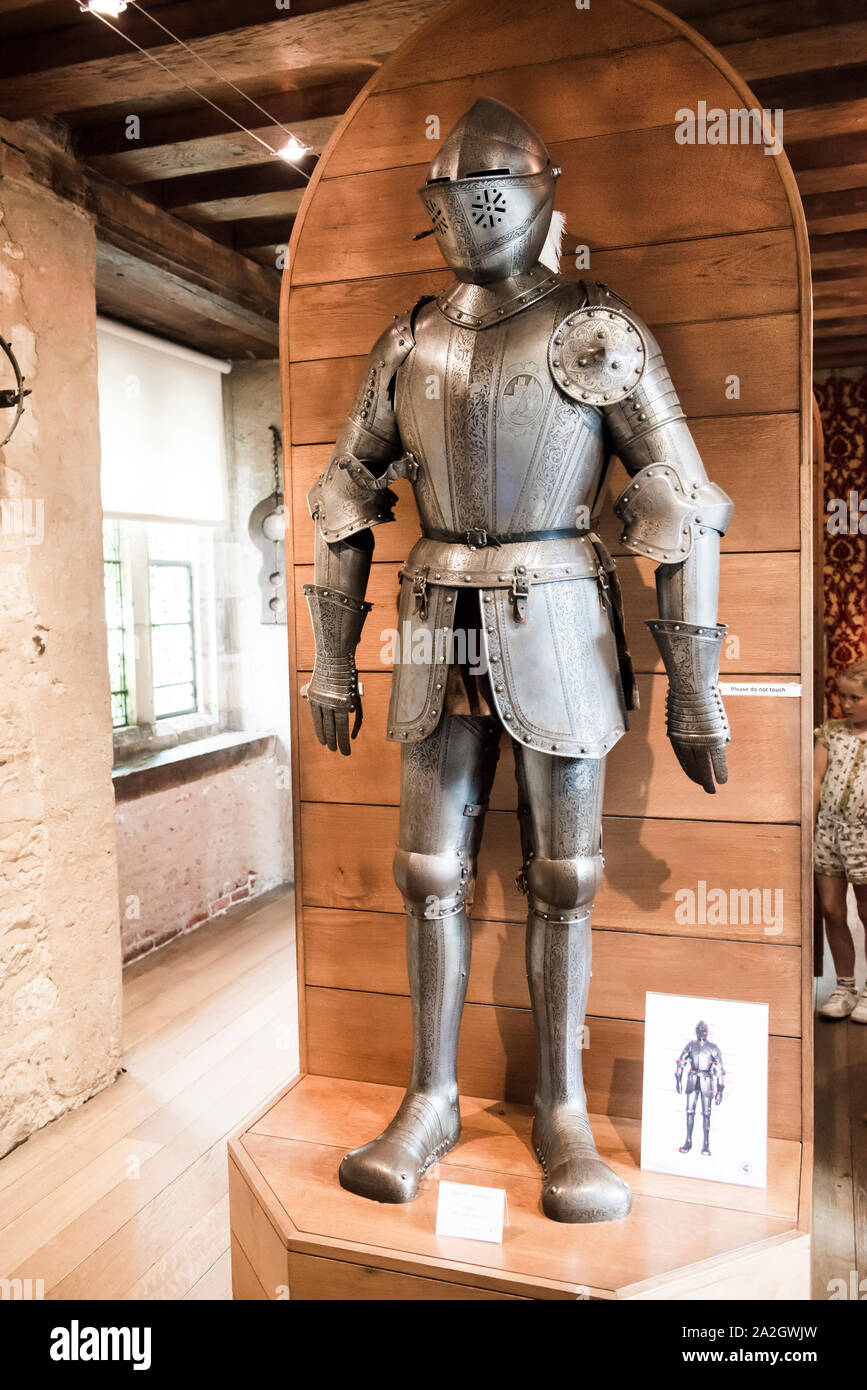 Vestito medievale di stile francese e full body armour/Armor. Visualizzato nel museo al castello di Hever, nell'ex Gatehouse. Kent, Inghilterra. Foto Stock
