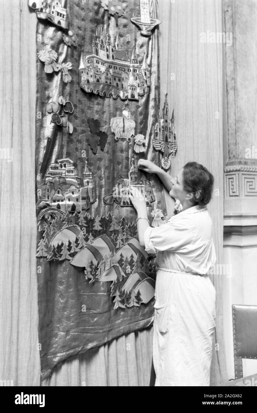 Vorbereitungen für die Große Deutsche Kunstausstellung im Neuen Haus der Kunst di Monaco di Baviera, Deutschland 1930er Jahre. I preparativi per la grande arte tedesca in mostra nella nuova casa di Belle Arti di Monaco di Baviera, Germania 1930s. Foto Stock