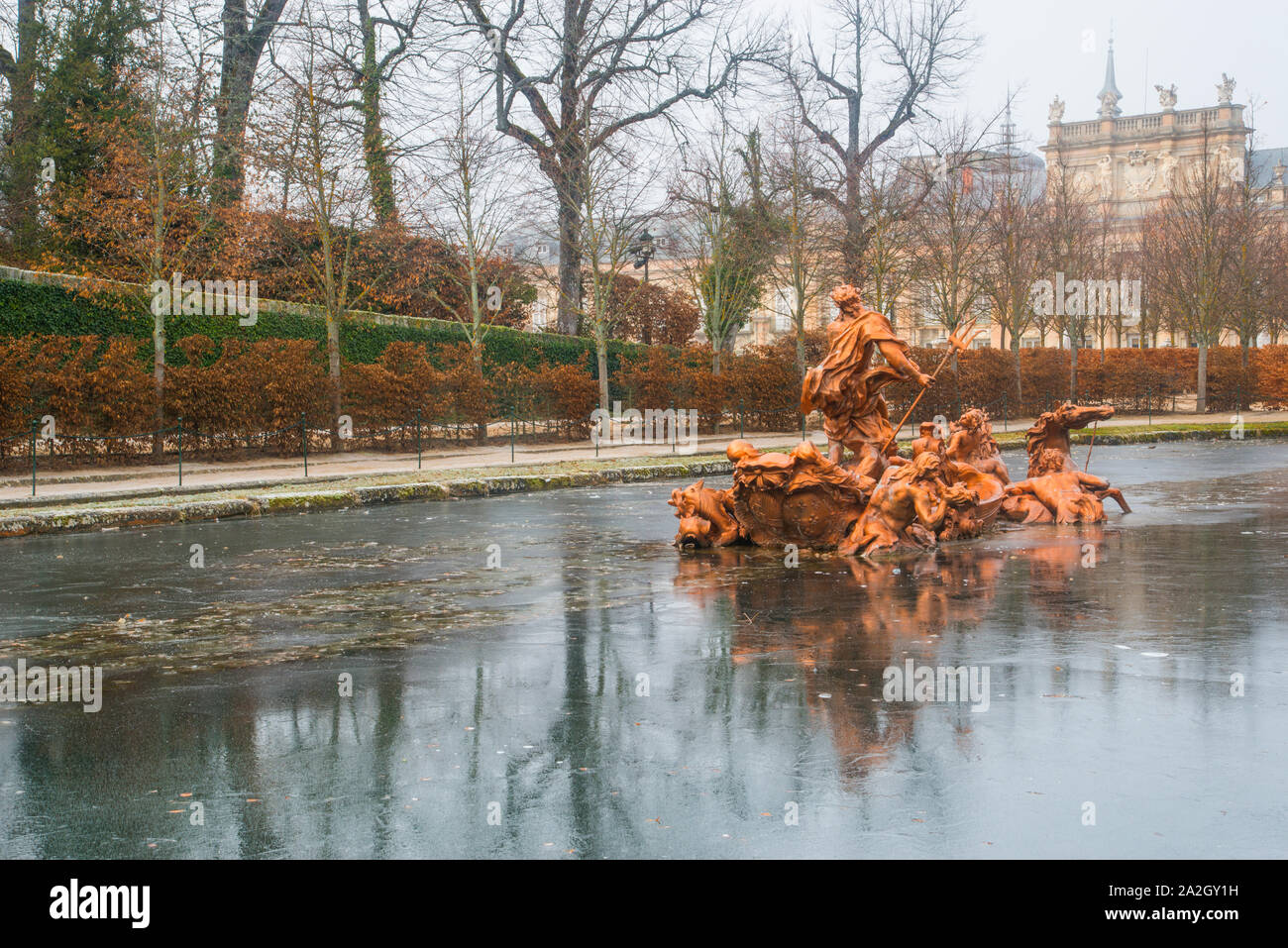 Congelato stagno della fontana di Nettuno. La Granja de San Ildefonso, provincia di Segovia Castilla Leon, Spagna. Foto Stock