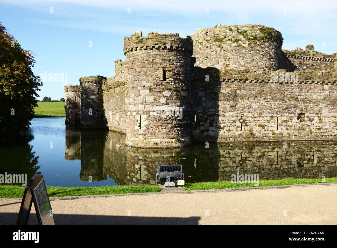 Il lato orientale di Beaumaris Castle su Anglesey nel Galles del Nord Foto Stock