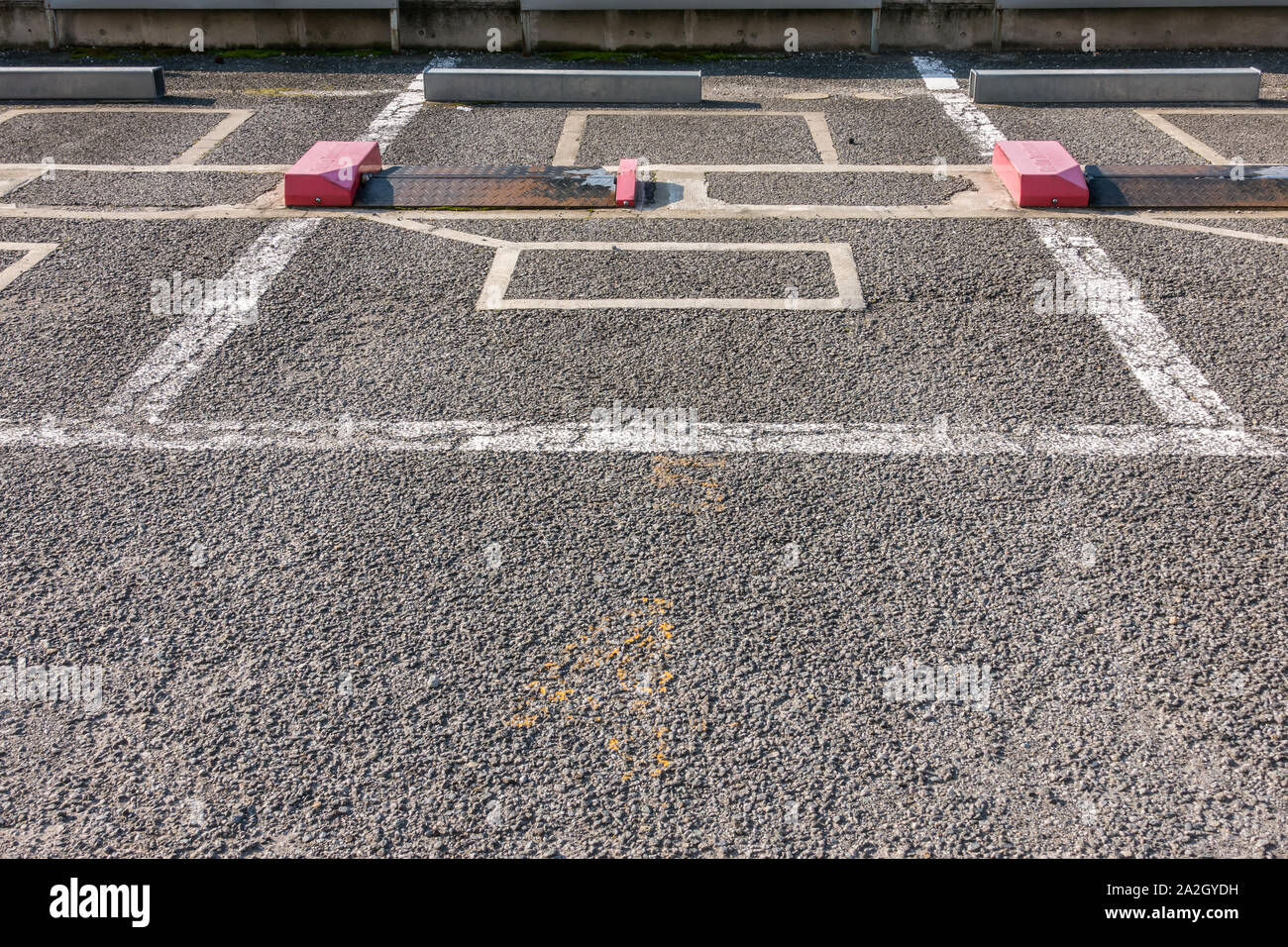 Svuotare il parcheggio nel parcheggio esterno con sistema di bloccaggio automatico Foto Stock
