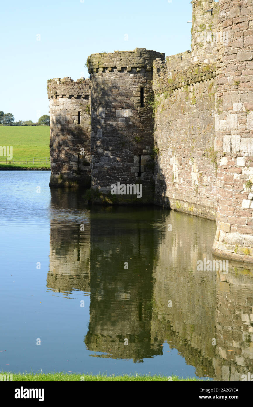 Le mura con la torre a Beaumaris Castle su Anglesey nel Galles del Nord. La città balneare di Beaumaris è una popolare attrazione turistica su Anglesey Foto Stock