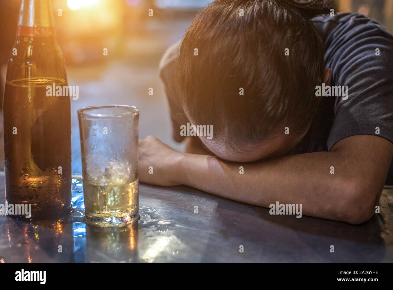Uomo ubriaco dorme al bancone bar Foto Stock Uomo ubriaco dorme al bancone bar Foto Stock