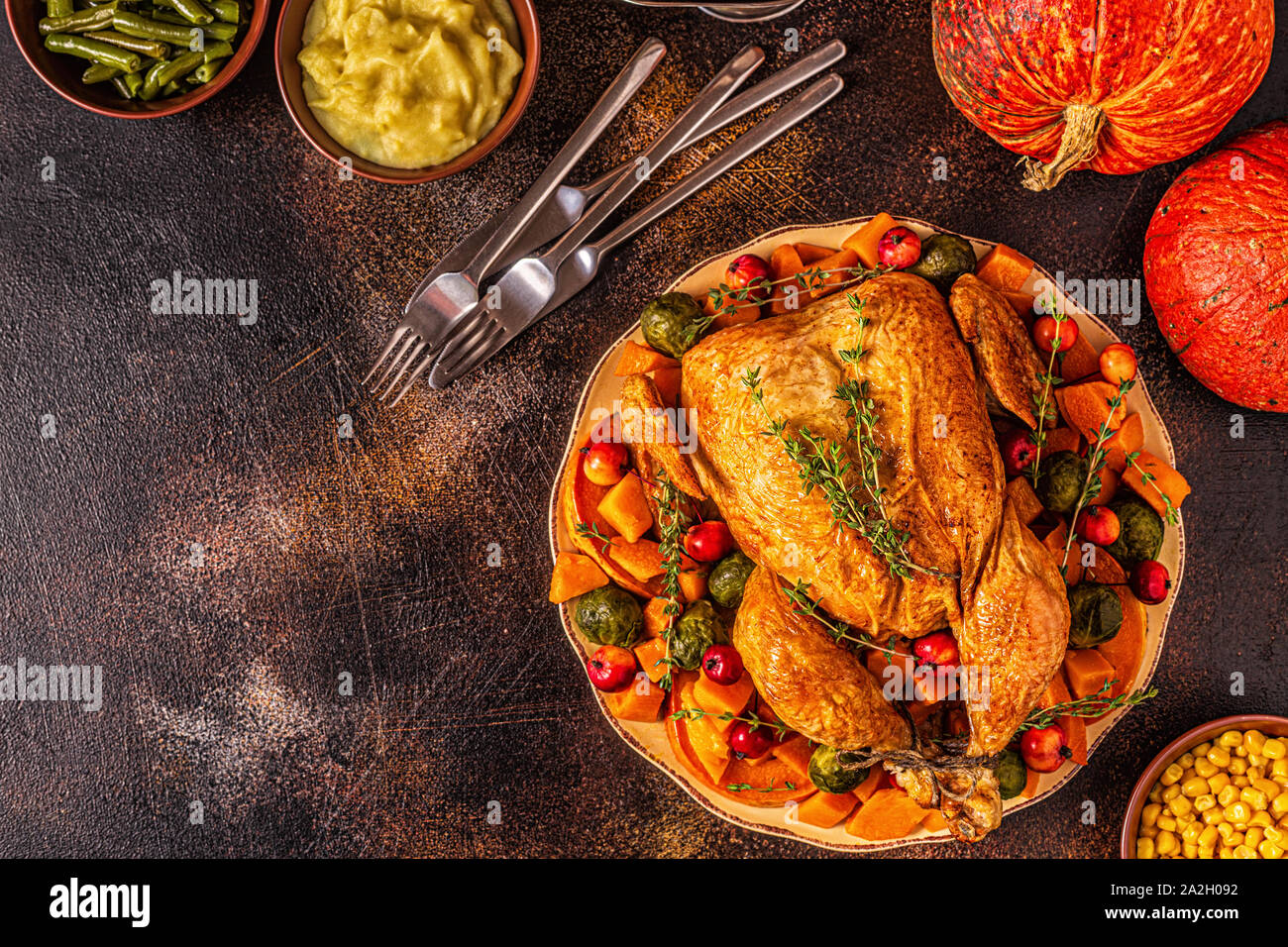 Servito arrosto TURCHIA / pollo con verdure, vista dall'alto, il fuoco selettivo. Foto Stock