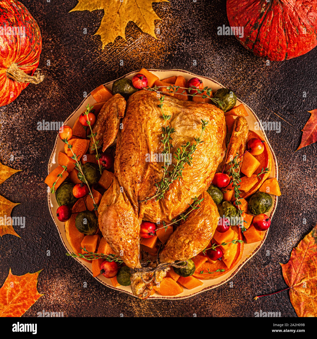 Servito arrosto TURCHIA / pollo con verdure, vista dall'alto, il fuoco selettivo. Foto Stock
