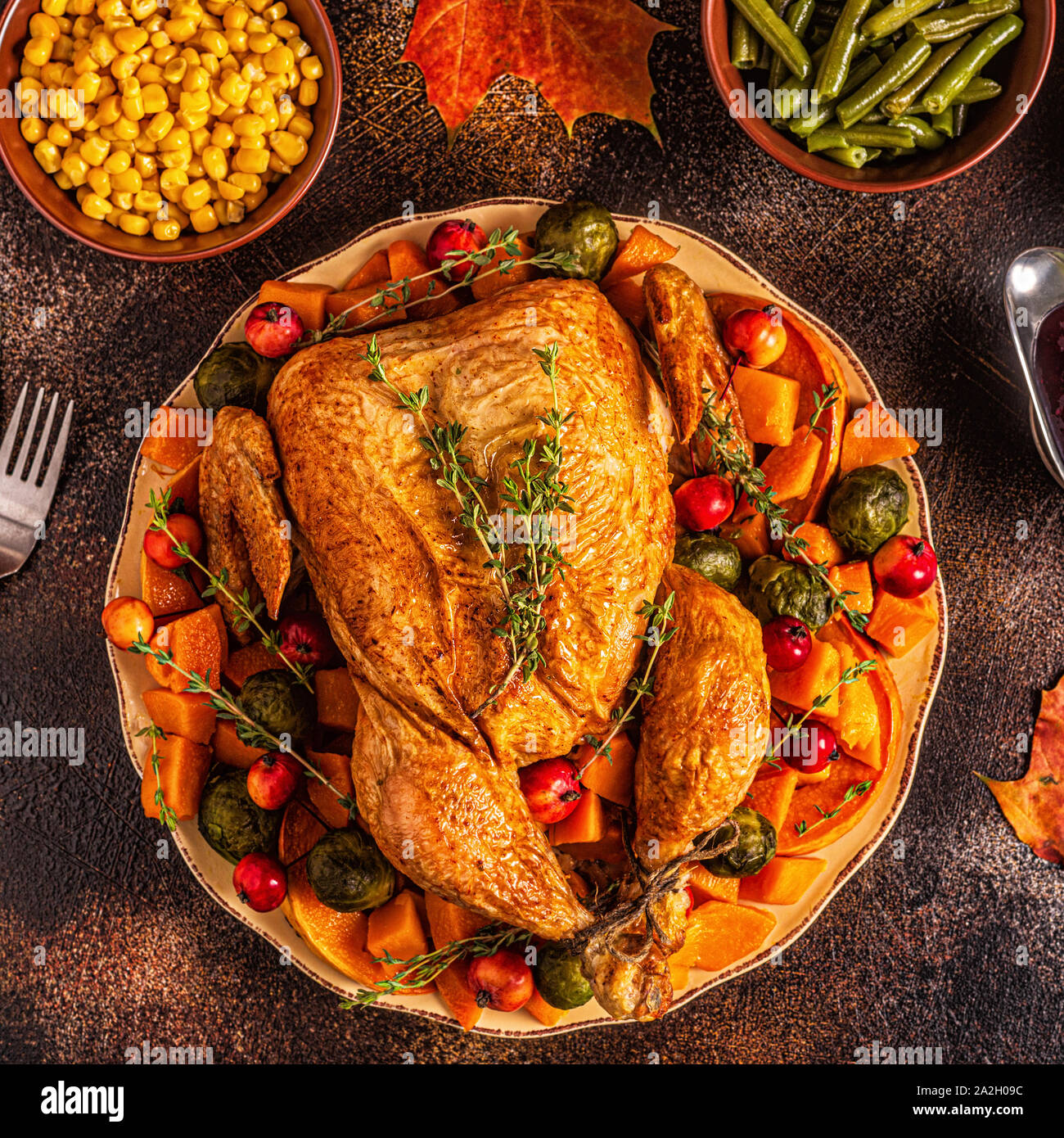 Servito arrosto TURCHIA / pollo con verdure, vista dall'alto, il fuoco selettivo. Foto Stock