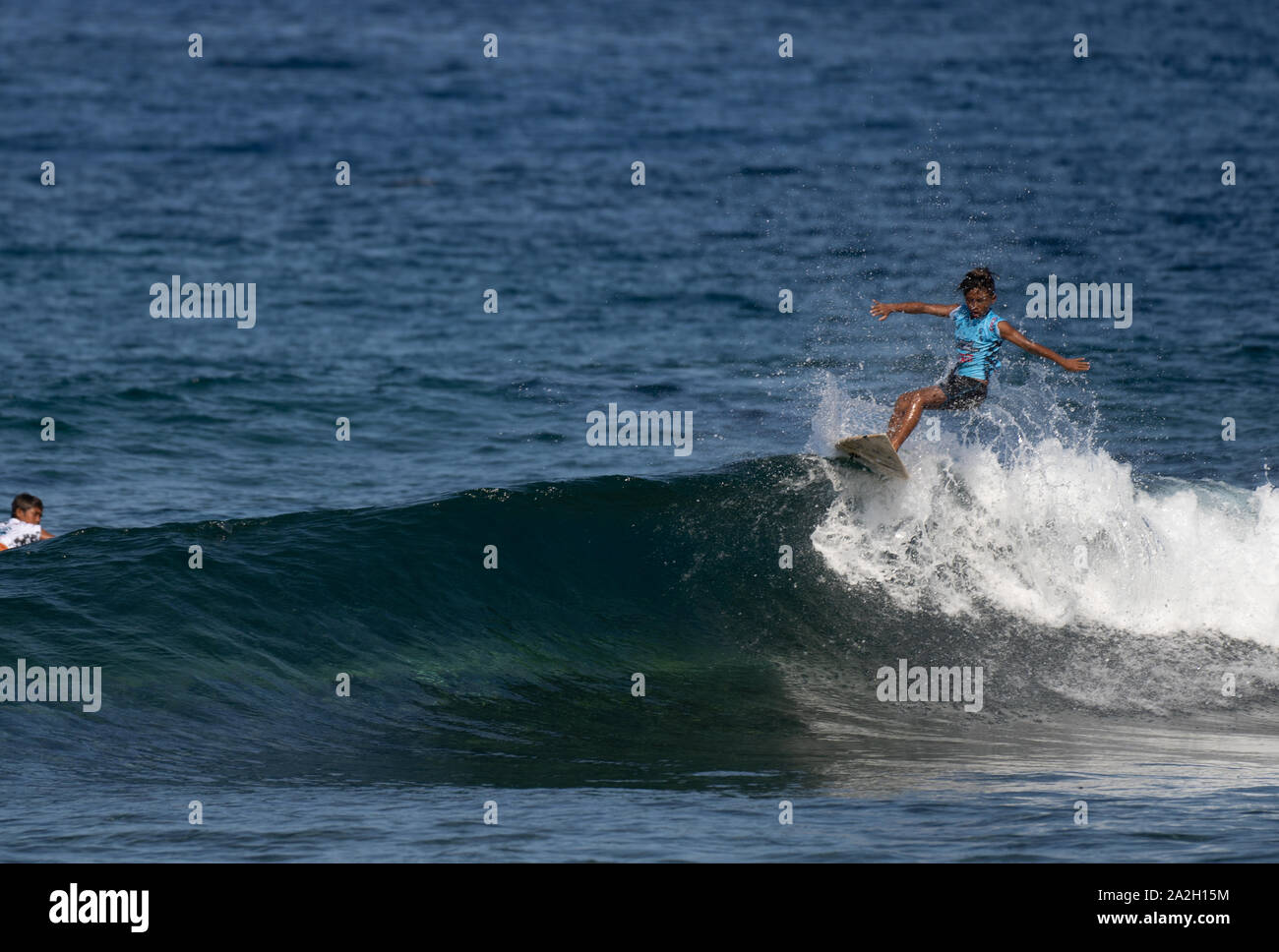 Un surfista prendendo parte alla nazionale filippina campionati di surf al Cloud 9,Siargao,Filippine Foto Stock