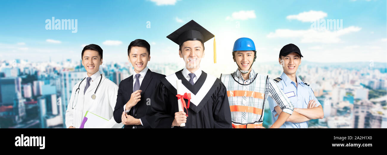 Persone in diverse professioni in piedi con graduazione Foto Stock