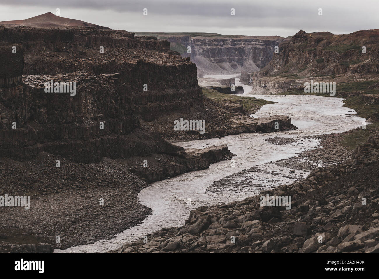 Vista drammatico di Jokulsa a Fjollum river canyon nel freddo e grigio autunno meteo. Incredibile paesaggio nordico. Popolari islandesi landmark turistico. Foto Stock