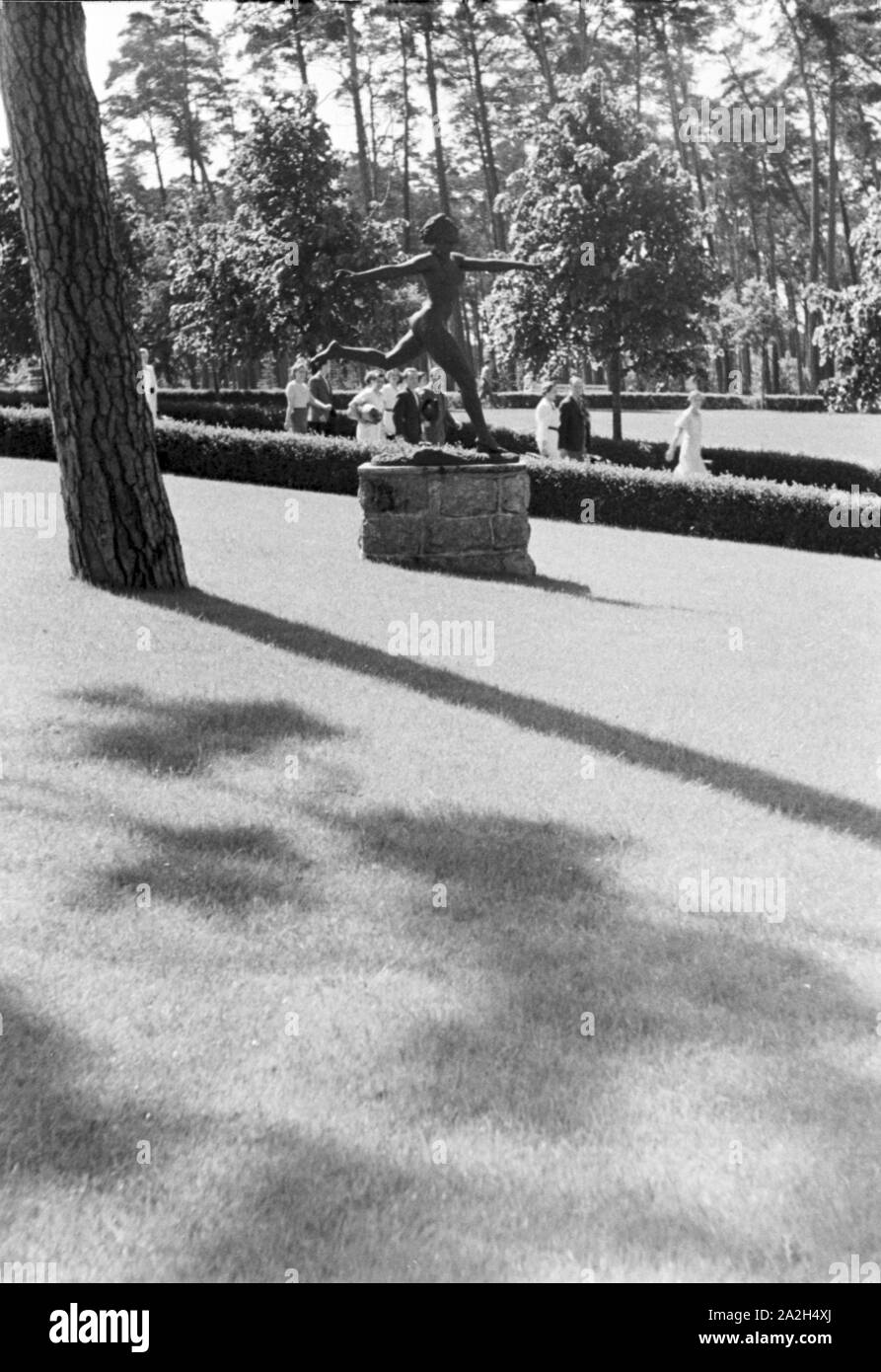 Skulptur im Strandbad Wannsee a Berlino, Deutschland 1930er Jahre. La scultura al lago Wannsee lido a Berlino, Germania 1930s. Foto Stock