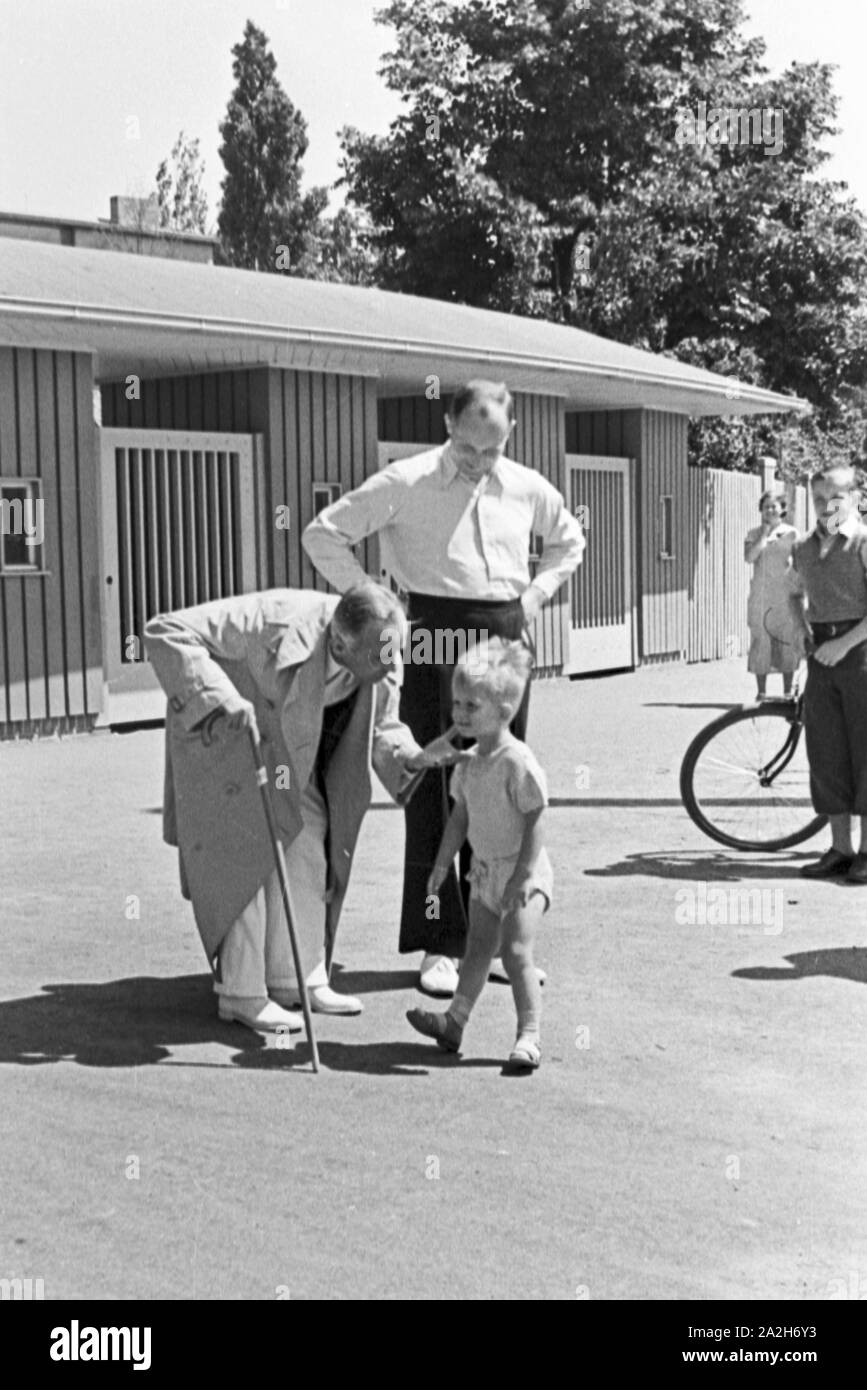 Alltagsszenen einer Stuttgarter Familie, Deutsches Reich 1930er Jahre. Scene di vita quotidiana di una famiglia a Stoccarda in Germania 1930s. Foto Stock