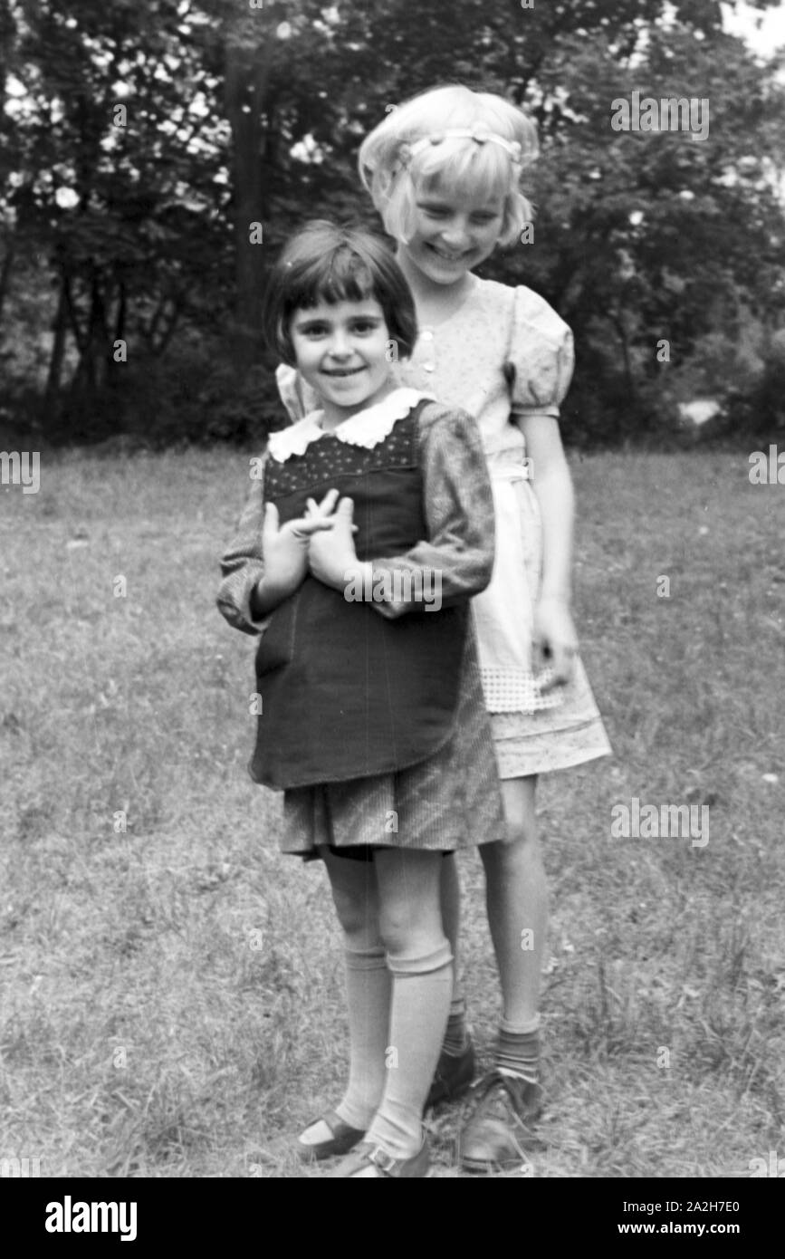 Kindheitsszenen im deutschen Reich der 1930er Jahre. Scene di infanzia in Germania durante il 1930s. Foto Stock