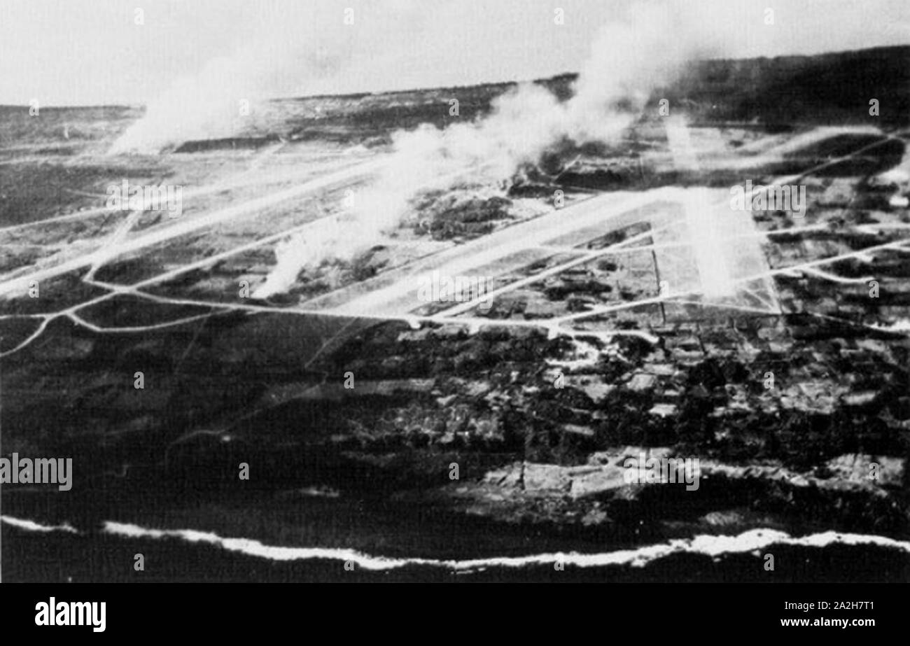 Aviosuperficie di Eniwetok sotto attacco dal Navy US piani 1944. Foto Stock