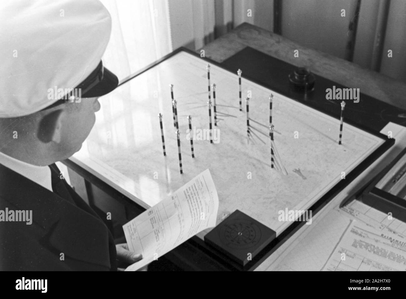 Mitarbeiter der Wetterdienststelle beim Sichten von Landkarten, Deutschland 1930er Jahre. Membro del personale di un ufficio meteorologico lavora con mappe, Germania 1930s. Foto Stock