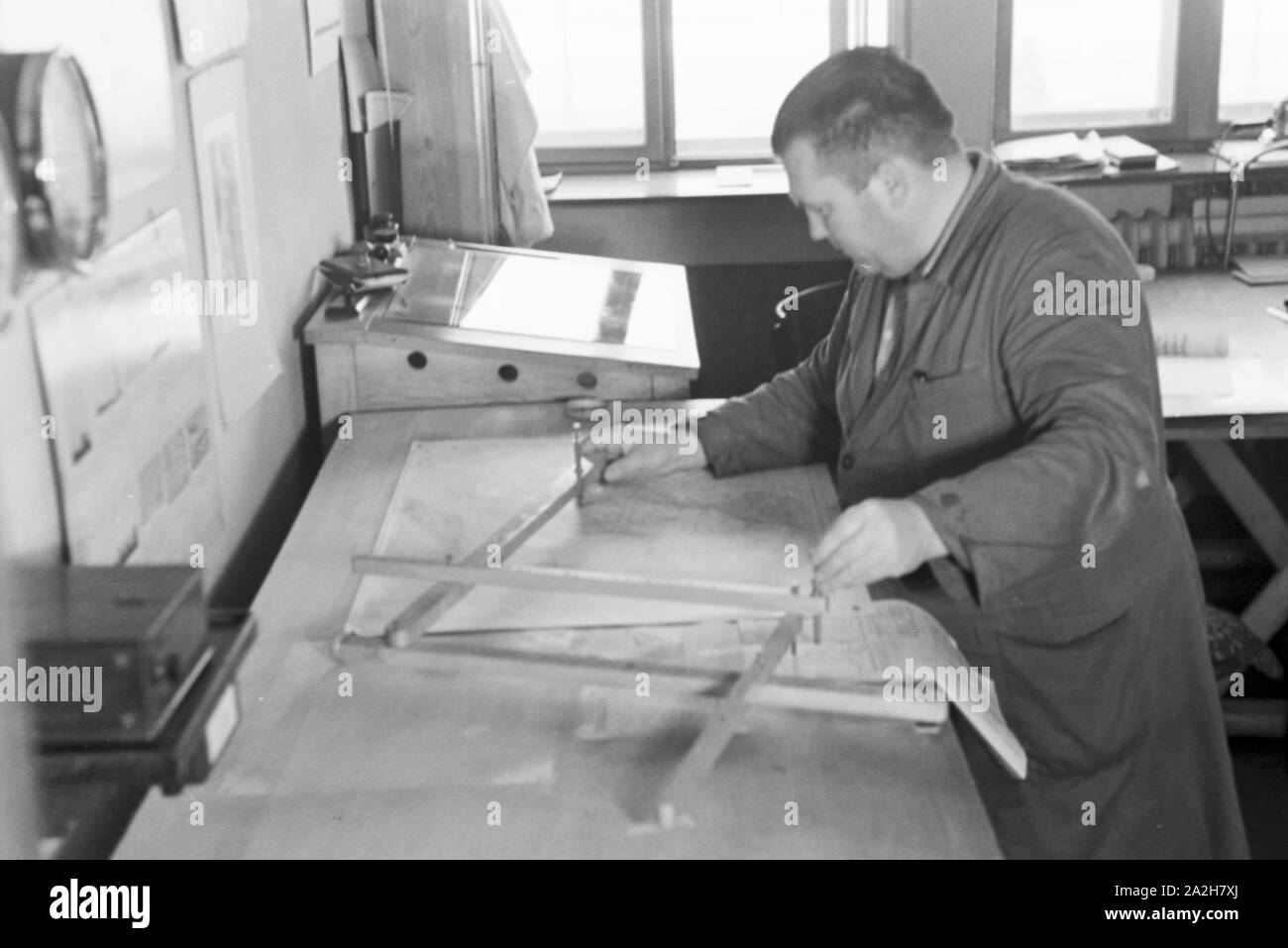 Mitarbeiter der Wetterdienststelle beim Sichten von Landkarten, Deutschland 1930er Jahre. Membro del personale di un ufficio meteorologico lavora con mappe, Germania 1930s. Foto Stock