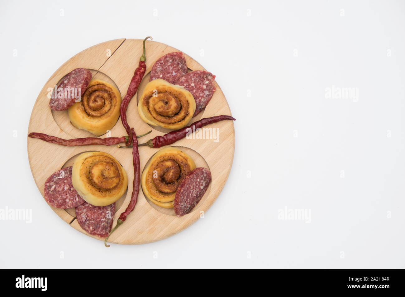 Close up - salate impasto di salsiccia tagliata a fette e peperoncino su una tavola di legno Foto Stock