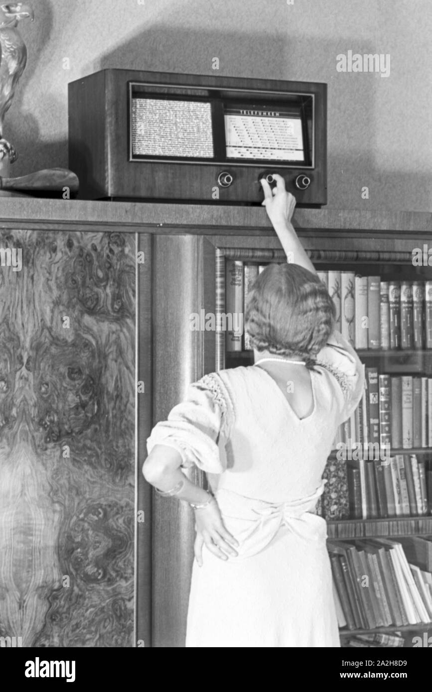 Eine Frau hört Radio, Deutschland 1930er Jahre. Una donna l'ascolto della radio, Germania 1930s. Foto Stock