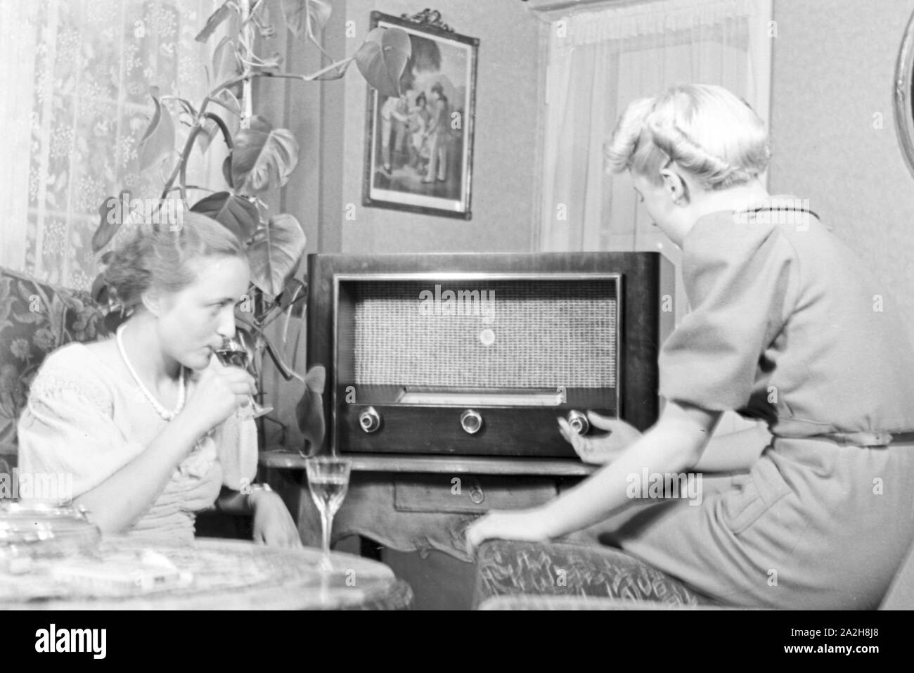 Zwei Frauen hören Radio, Deutschland 1930er Jahre. Due donne ascoltando la radio, Germania 1930s. Foto Stock