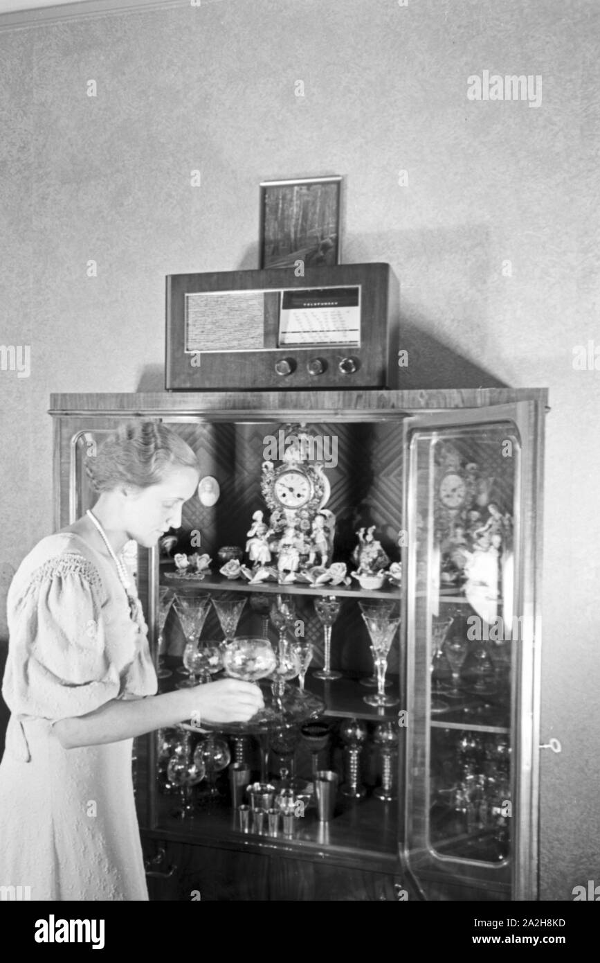 Eine Familie hört Radio, Deutschland 1930er Jahre. Una famiglia ascoltando la radio, Germania 1930s. Foto Stock