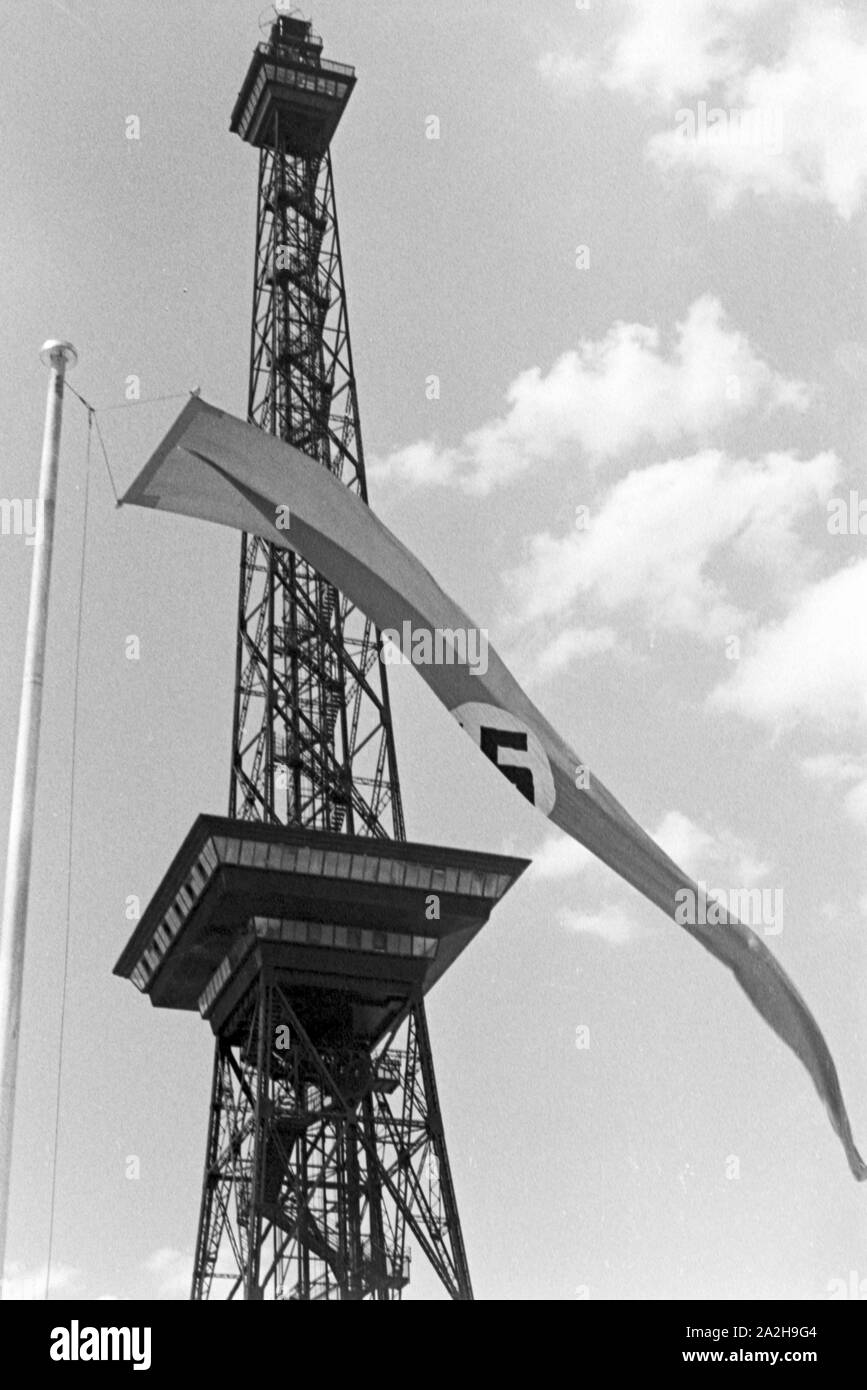 Unterwegs in der Reichshauptstadt Berlin am Funkturm, Deutschland 1930er Jahre. A capitale tedesca Berlino, Germania 1930s. Foto Stock