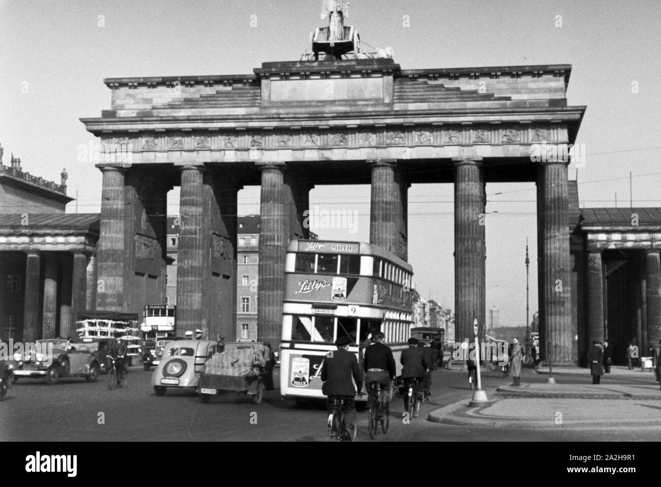 Unterwegs am Brandenburger Tor in der Reichshauptstadt Berlin, Deutschland 1930er Jahre. A capitale tedesca Berlino, Germania 1930s. Foto Stock