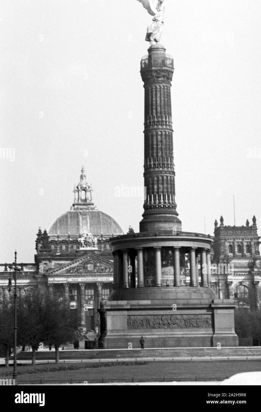 Unterwegs am Reichstag in der Reichshauptstadt Berlin, Deutschland 1930er Jahre. A capitale tedesca Berlino, Germania 1930s. Foto Stock