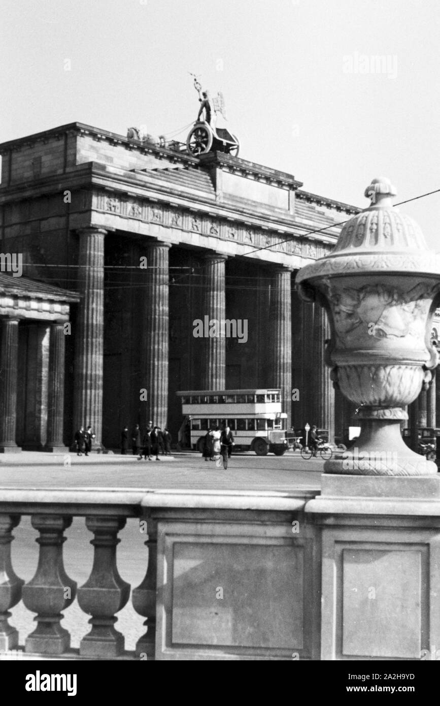 Unterwegs am Brandenburger Tor in der Reichshauptstadt Berlin, Deutschland 1930er Jahre. A capitale tedesca Berlino, Germania 1930s. Foto Stock