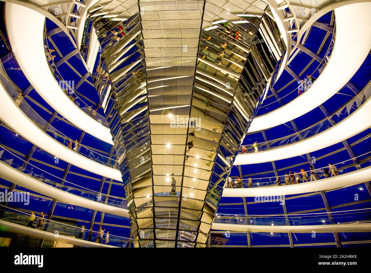 La cupola di vetro in cima al Reichstag di notte dove i visitatori possono osservare il Bundestag - la Camera bassa del tedesco federale europeo. Berlino Germania Foto Stock